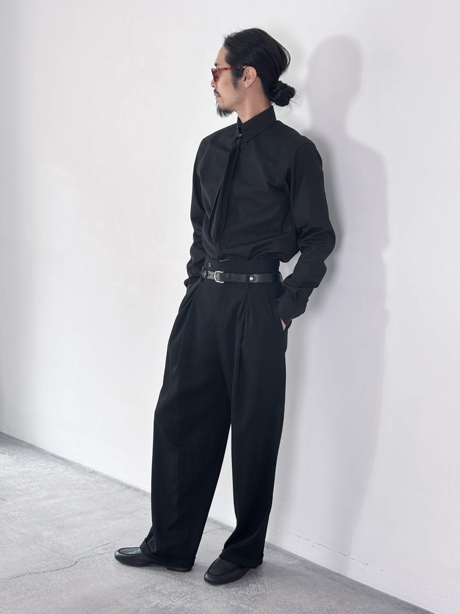 SOSHIOTSUKI / DOUBLE INVERTED TUCK TROUSERS (BLACK)