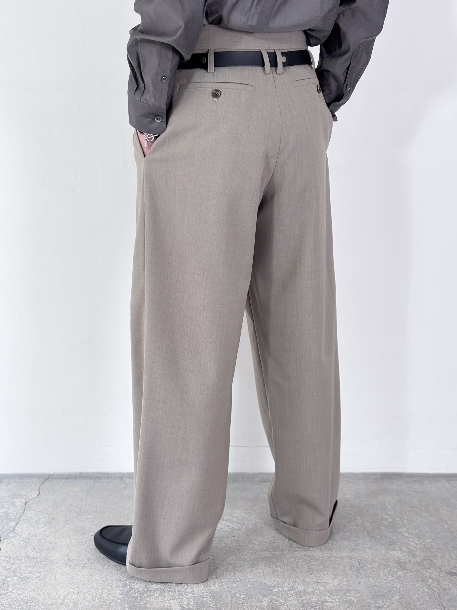 SOSHIOTSUKI / DOUBLE INVERTED TUCK TROUSERS (BEIGE)