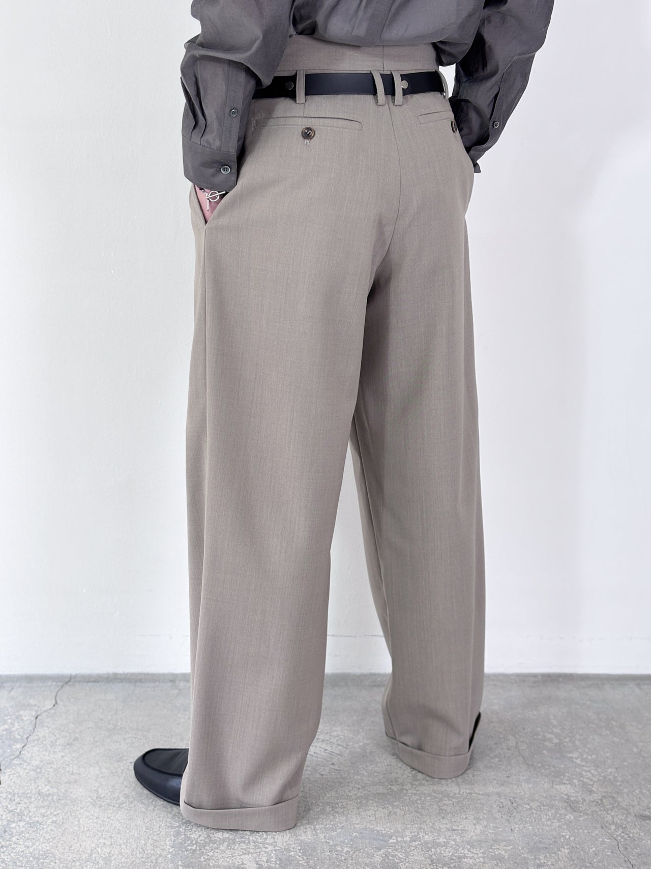 【4月25日(土)12:00販売開始】SOSHIOTSUKI / DOUBLE INVERTED TUCK TROUSERS (BEIGE)