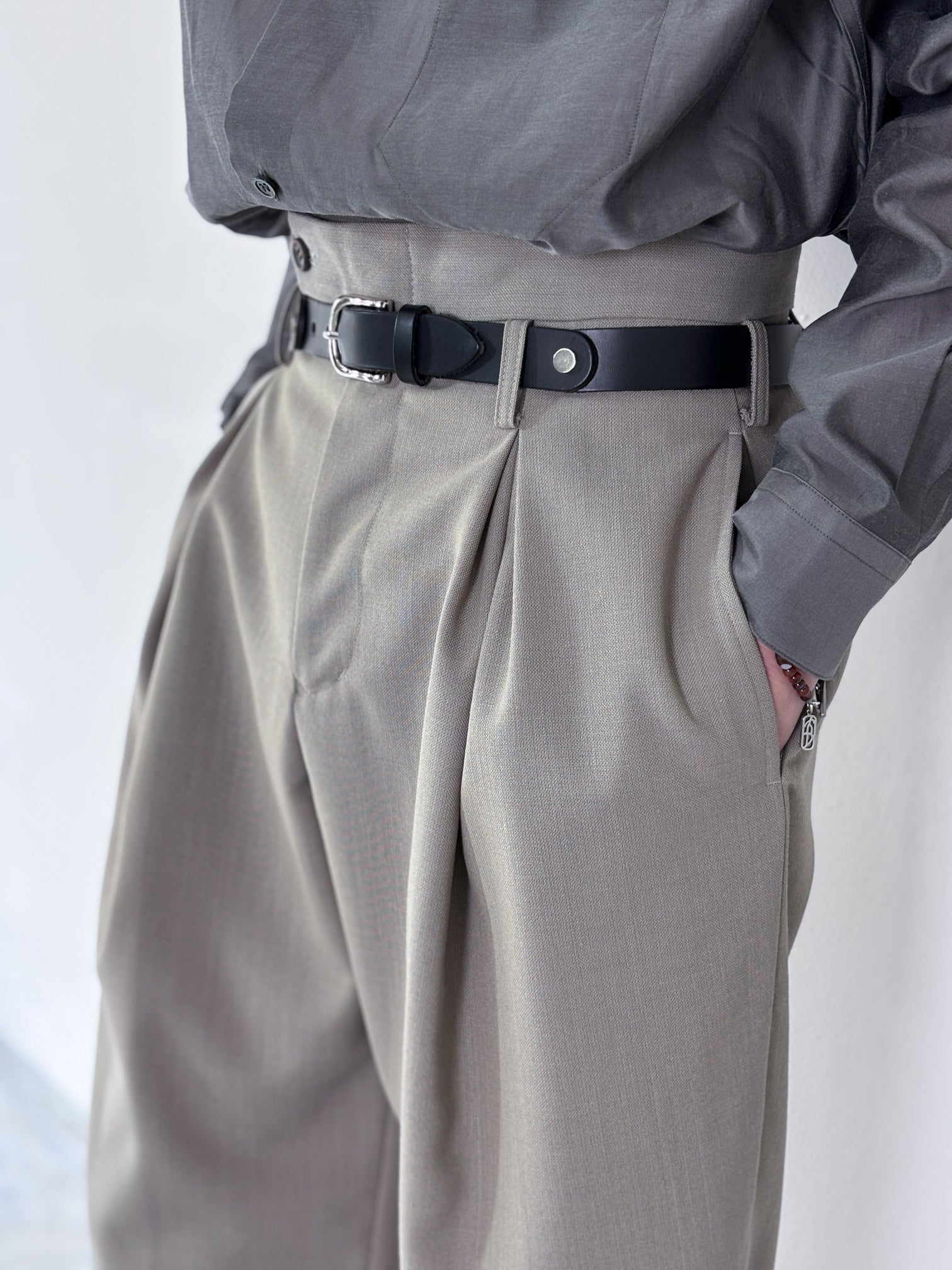 20%OFF】SOSHIOTSUKI / DOUBLE INVERTED TUCK TROUSERS (BEIGE)