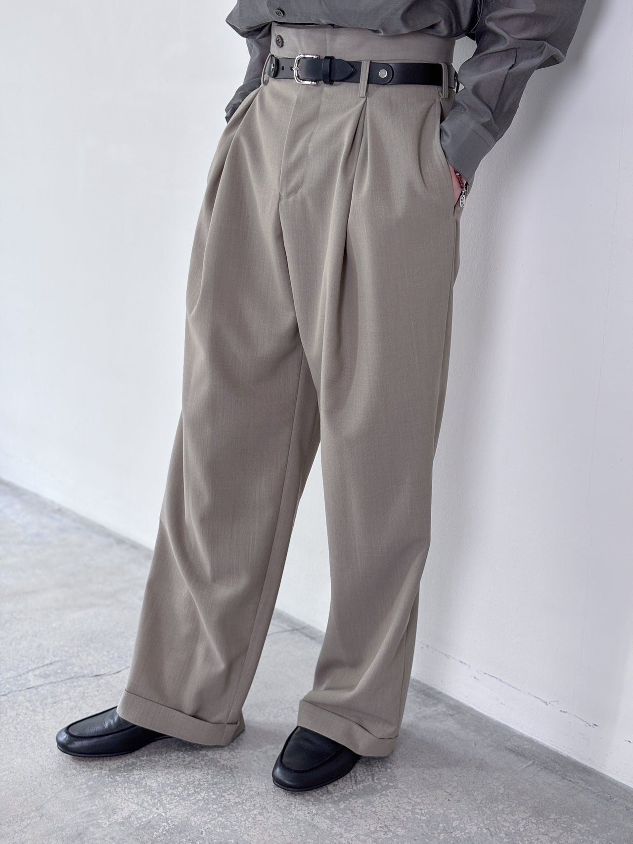 【4月25日(土)12:00販売開始】SOSHIOTSUKI / DOUBLE INVERTED TUCK TROUSERS (BEIGE)