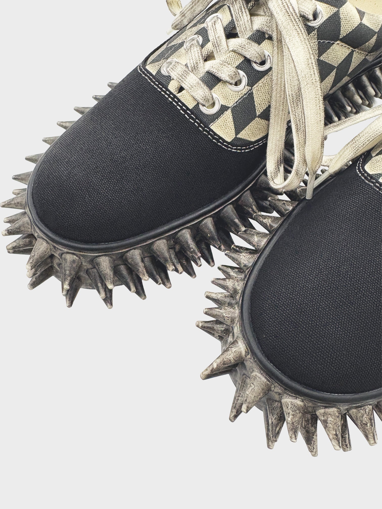 doublet / DIRTY SPIKE CANVAS SNEAKER (BLACK)