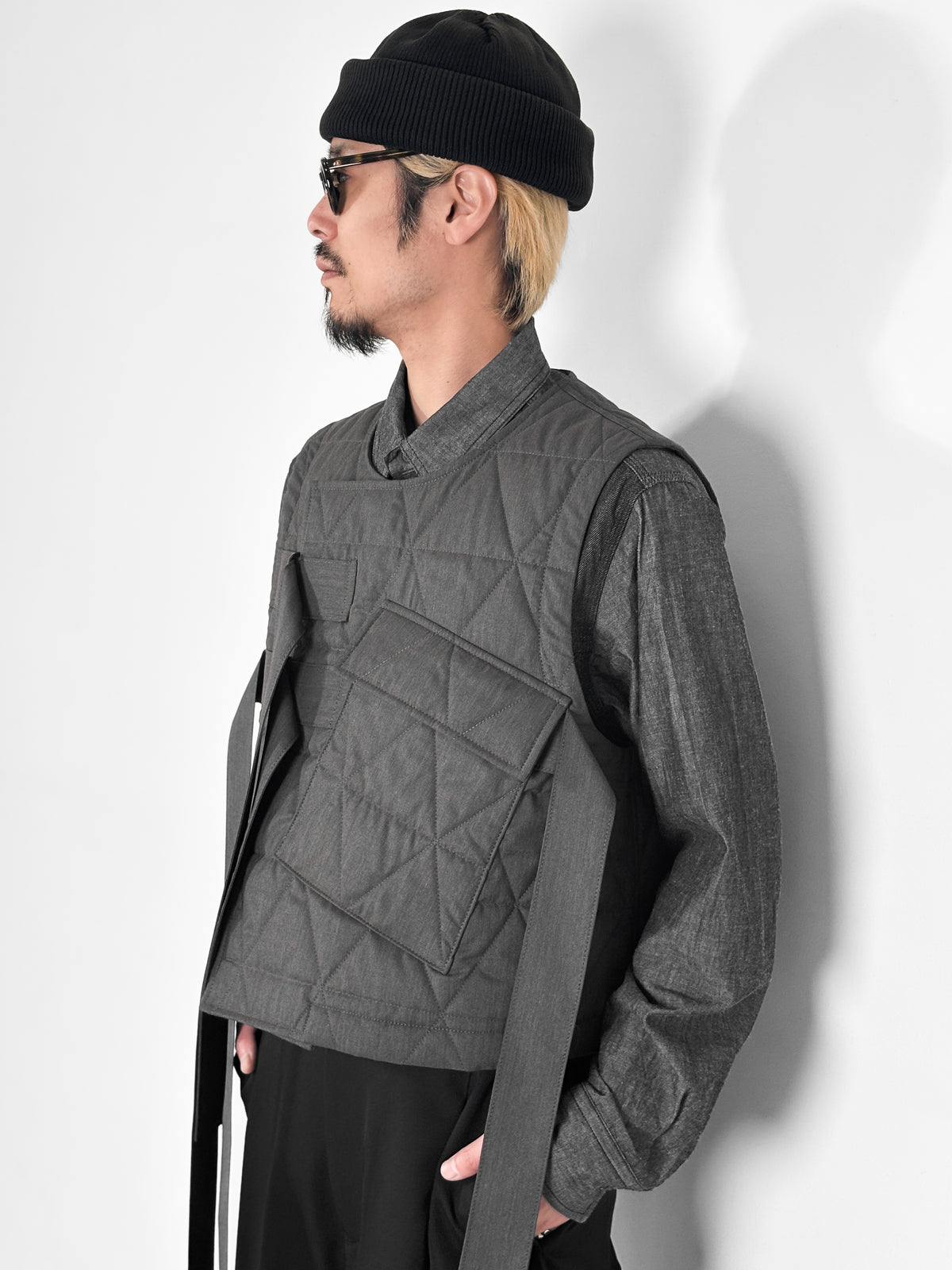UJOH / QUILTED W BELT VEST (CHARCOAL)