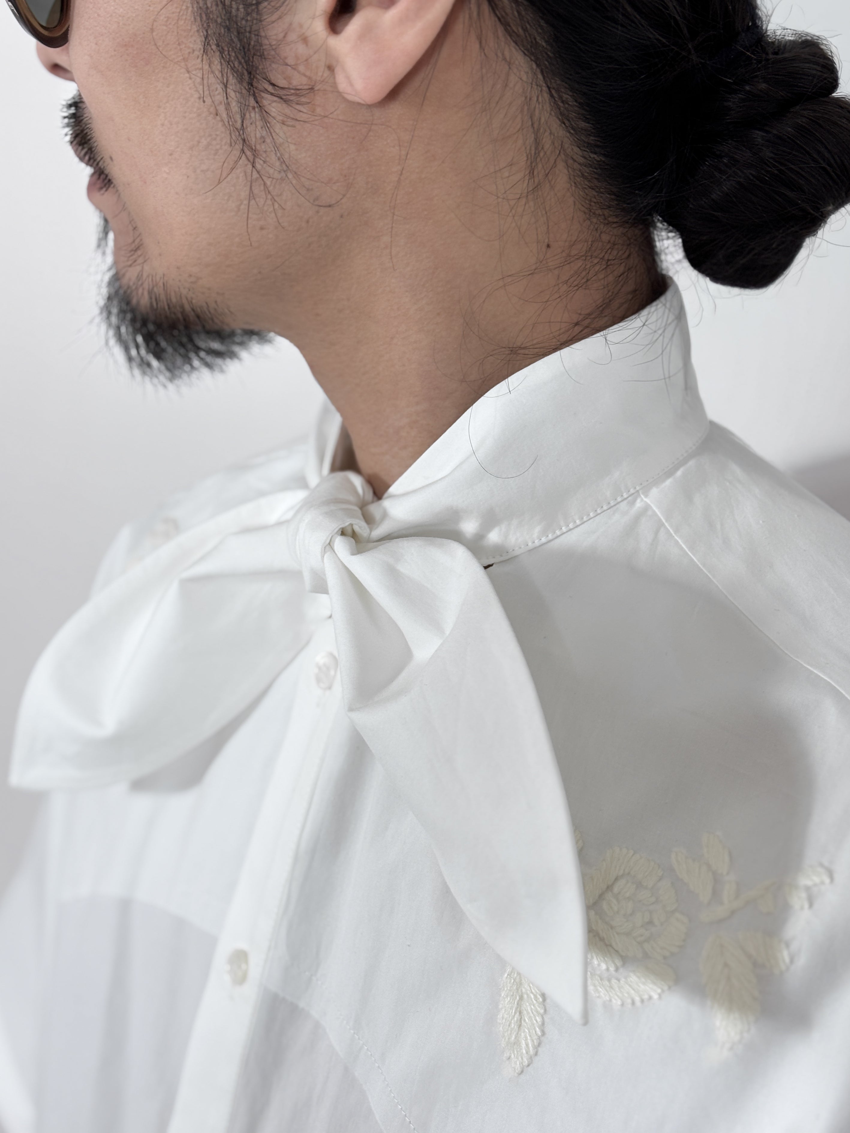 VIVIANO / HAND EMBROIDERED RIBBON COLLAR S/S SHIRT (WHITE)