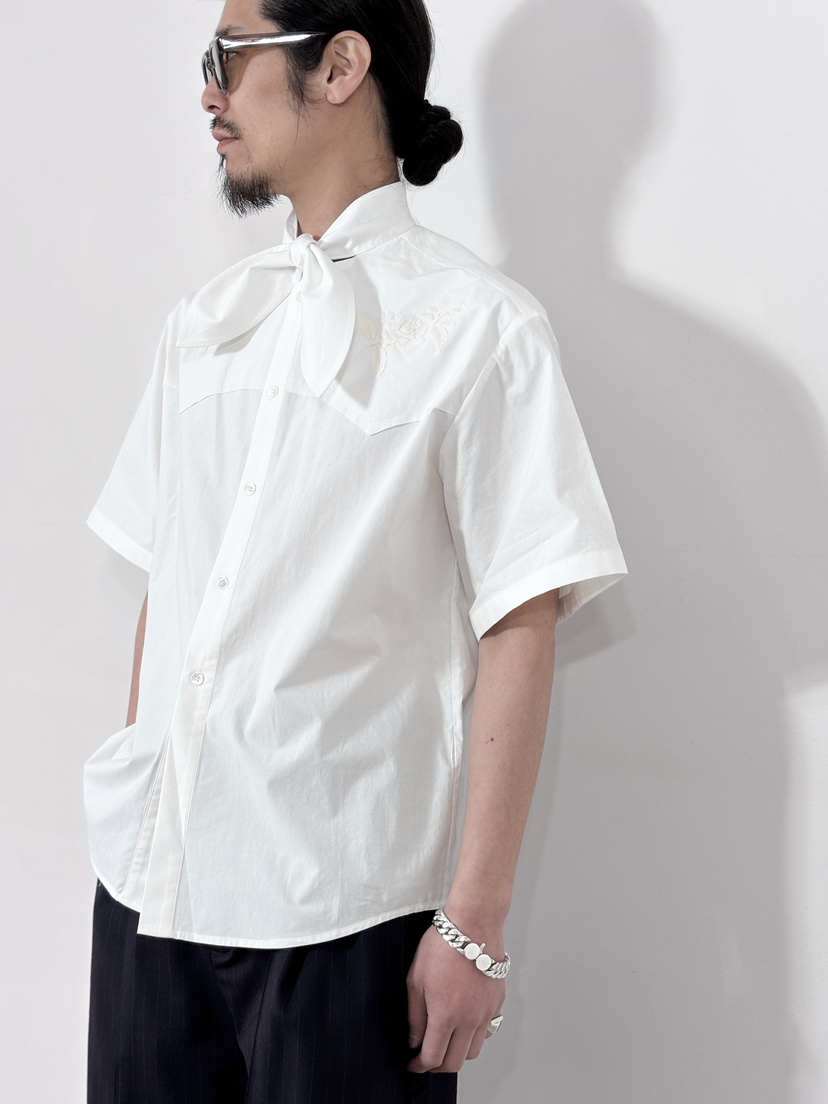 VIVIANO / HAND EMBROIDERED RIBBON COLLAR S/S SHIRT (WHITE)