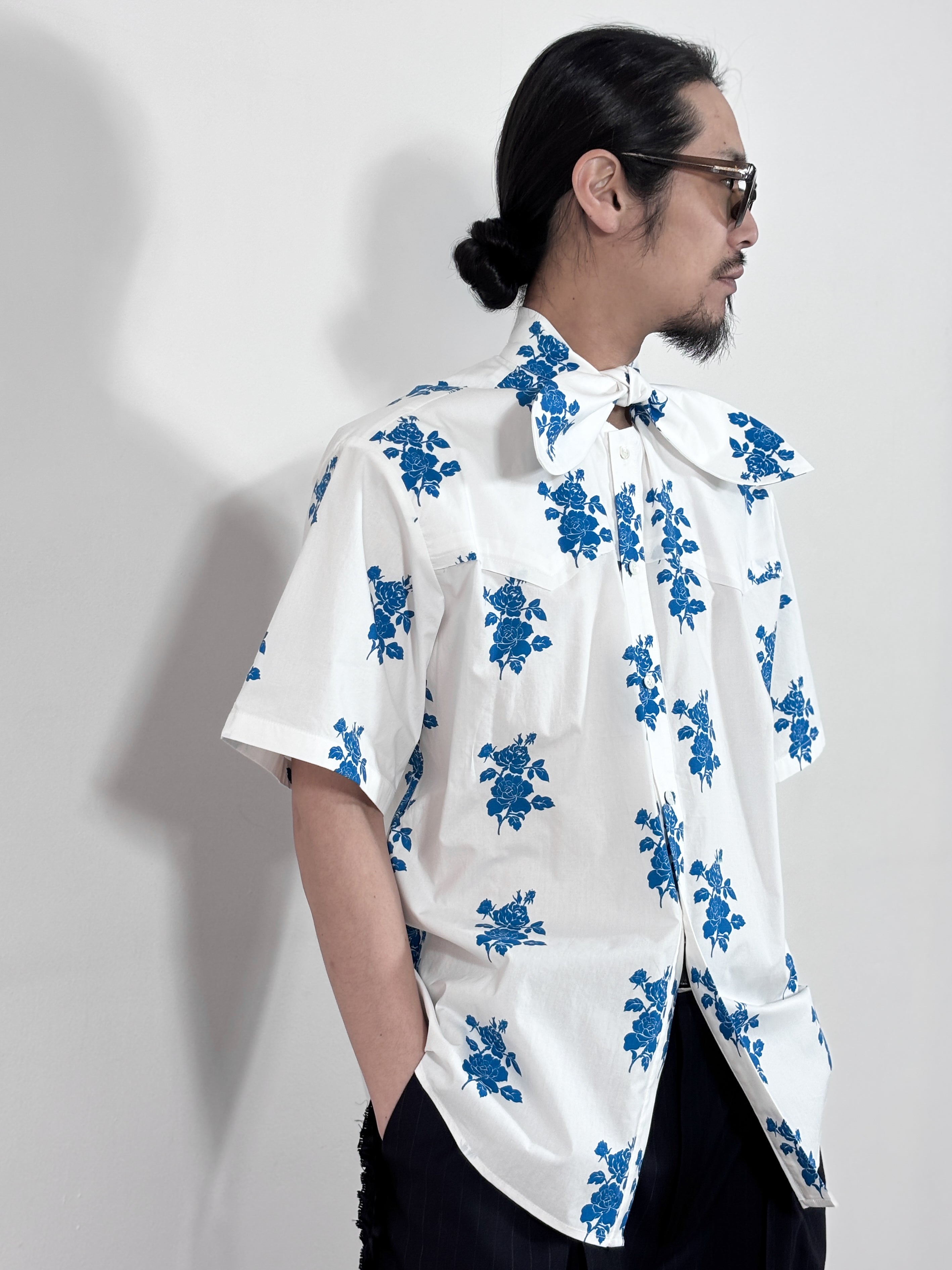 VIVIANO / RIBBON COLLAR S/S SHIRT (PRINT)