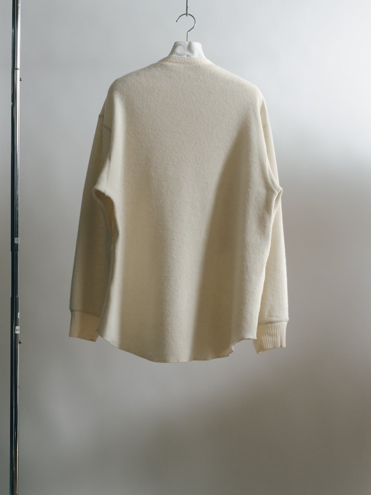 SOSHIOTSUKI / WOOL DOUBLE FACE BIB SWEATSHIRT (OFF WHITE)