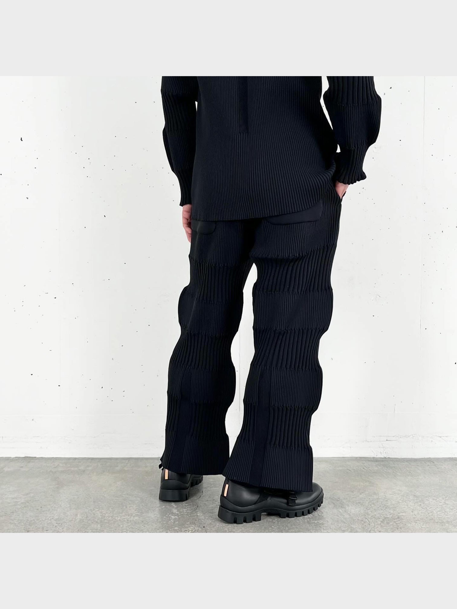 CFCL / FLUTED STRAIGHT PANTS (BLACK)