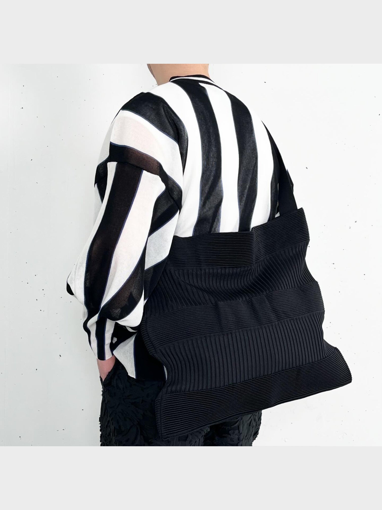 CFCL / STRATA SHOULDER BAG (BLACK)