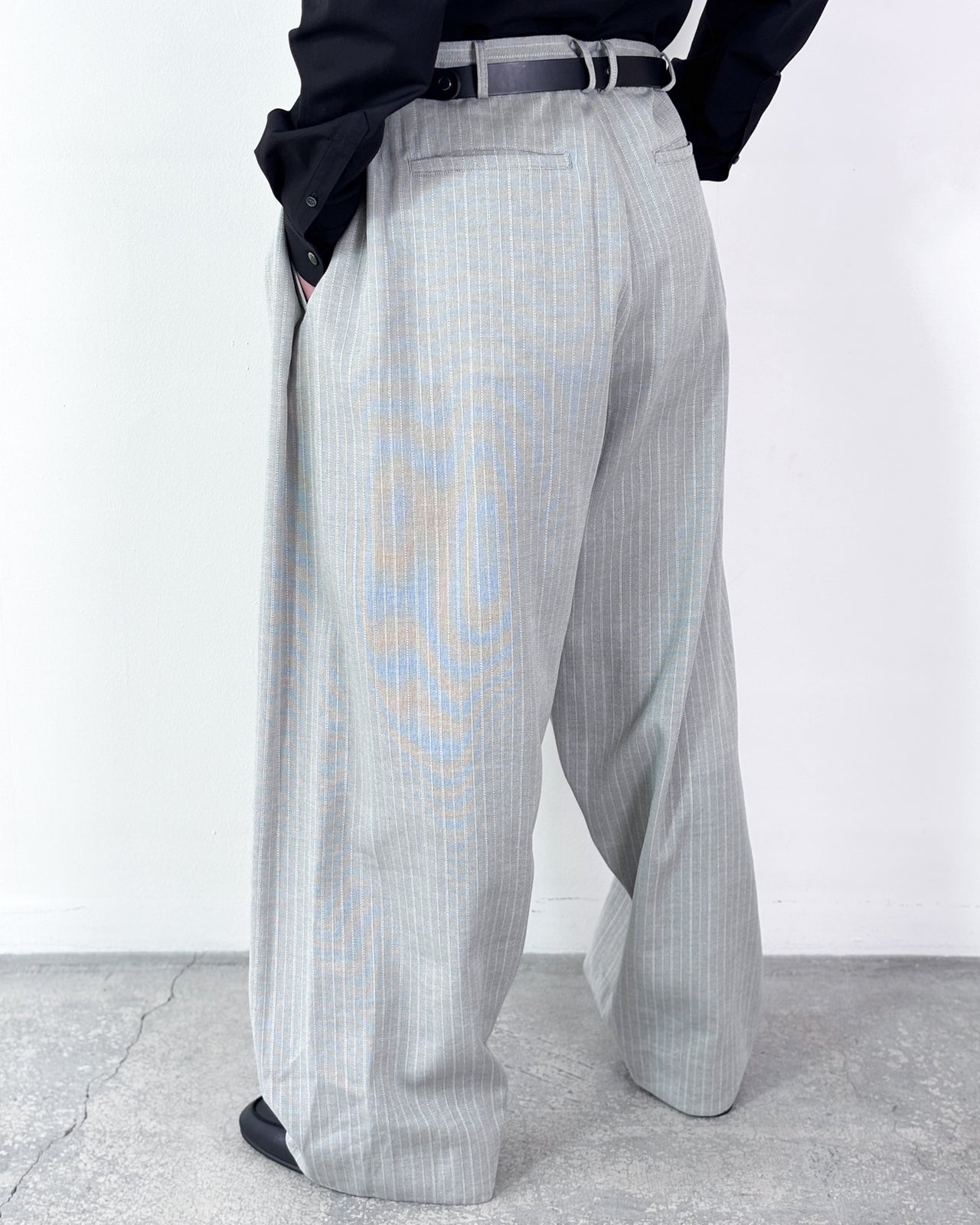 【4月18日(土)12:00販売開始】SOSHIOTSUKI / SEAMLESS SIDE FOLD WIDE PANTS (LIGHT GREY)