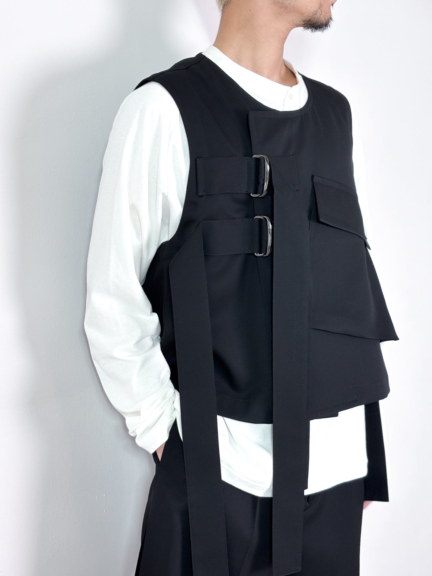 UJOH / BIG POCKET W BELTED VEST (BLACK)