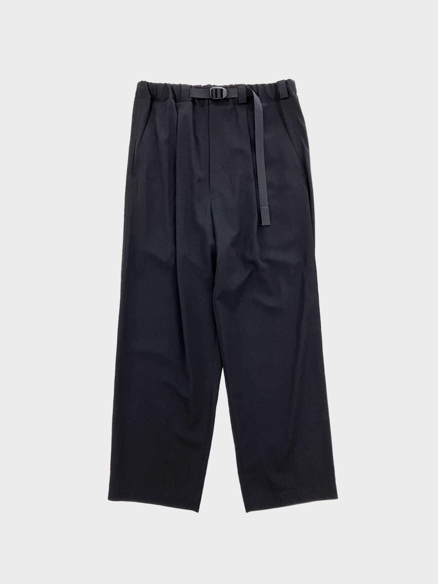 UJOH / TAPE-BELT 1 TUCK PANTS (BLACK)