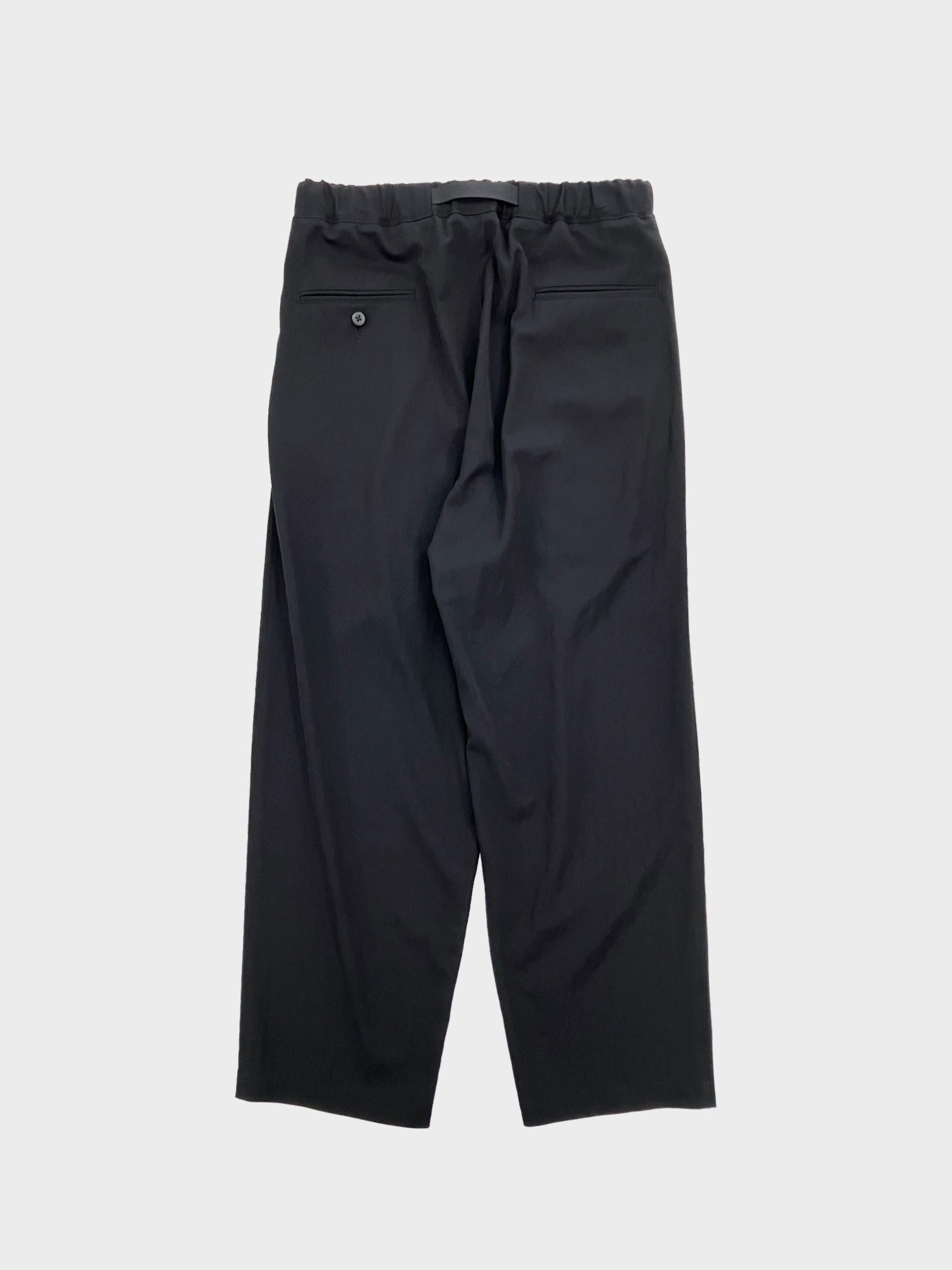 UJOH / TAPE-BELT 1 TUCK PANTS (BLACK)