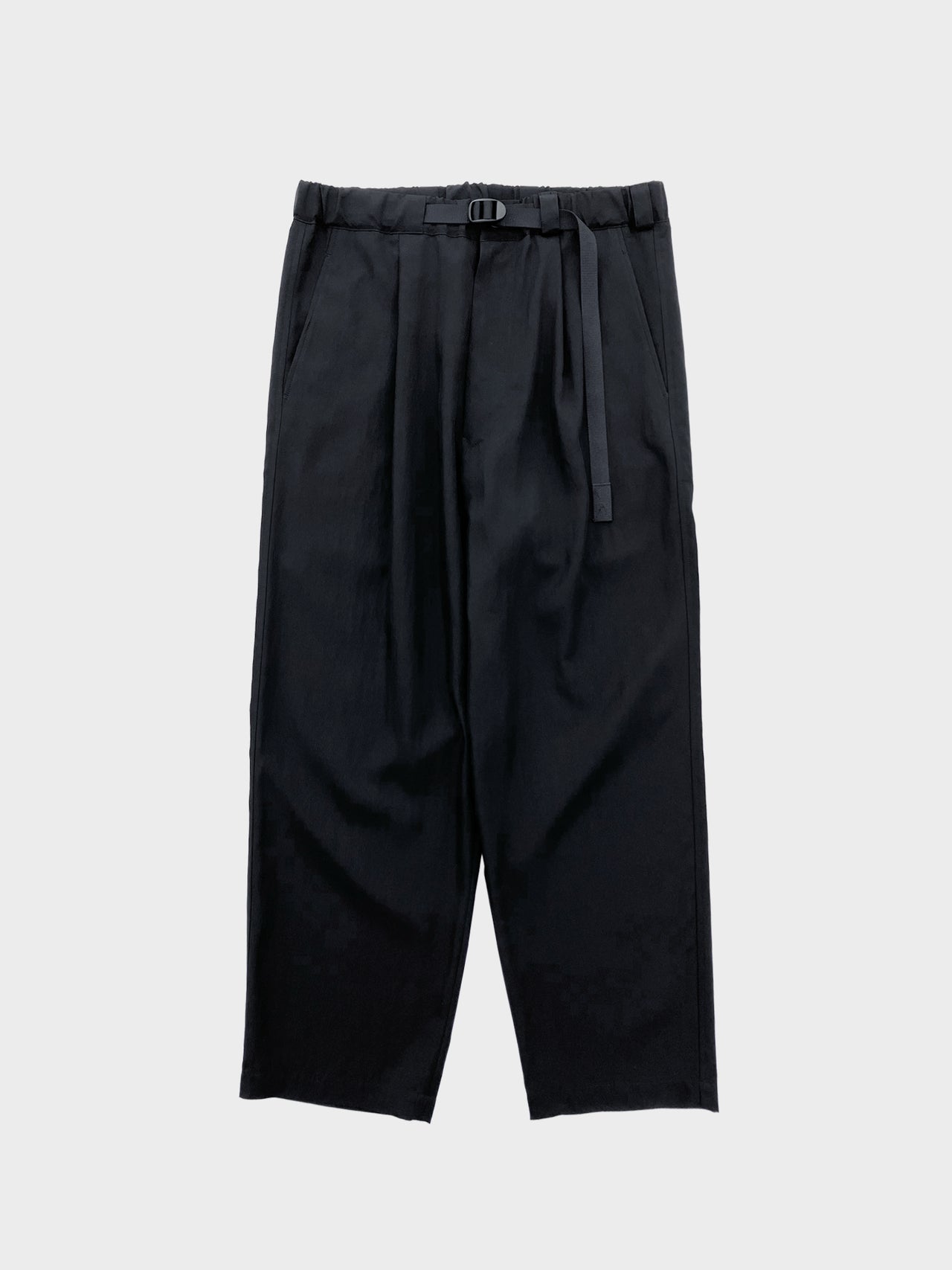 UJOH / TAPE-BELT 1 TUCK PANTS (BLACK)