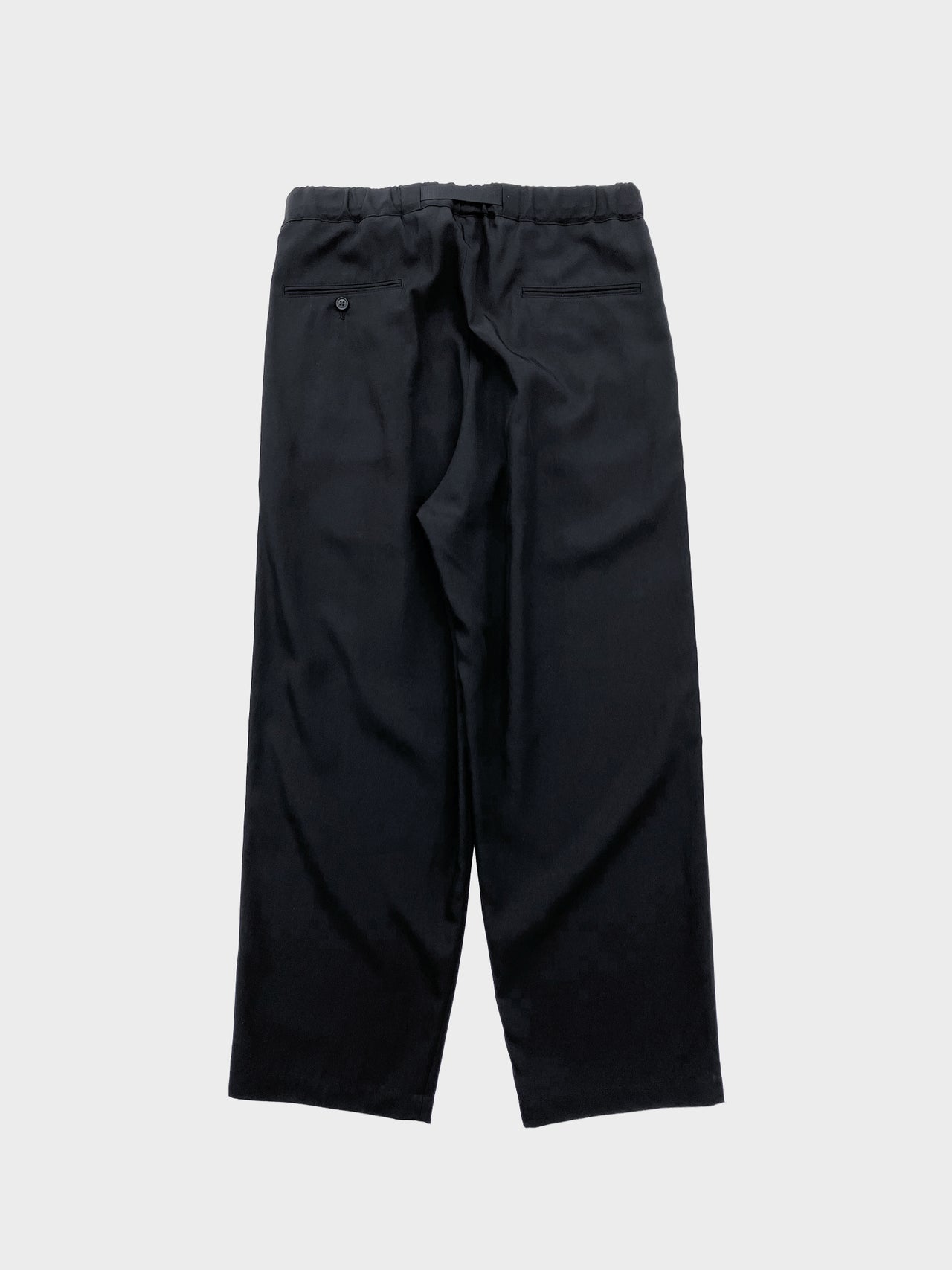 UJOH / TAPE-BELT 1 TUCK PANTS (BLACK)