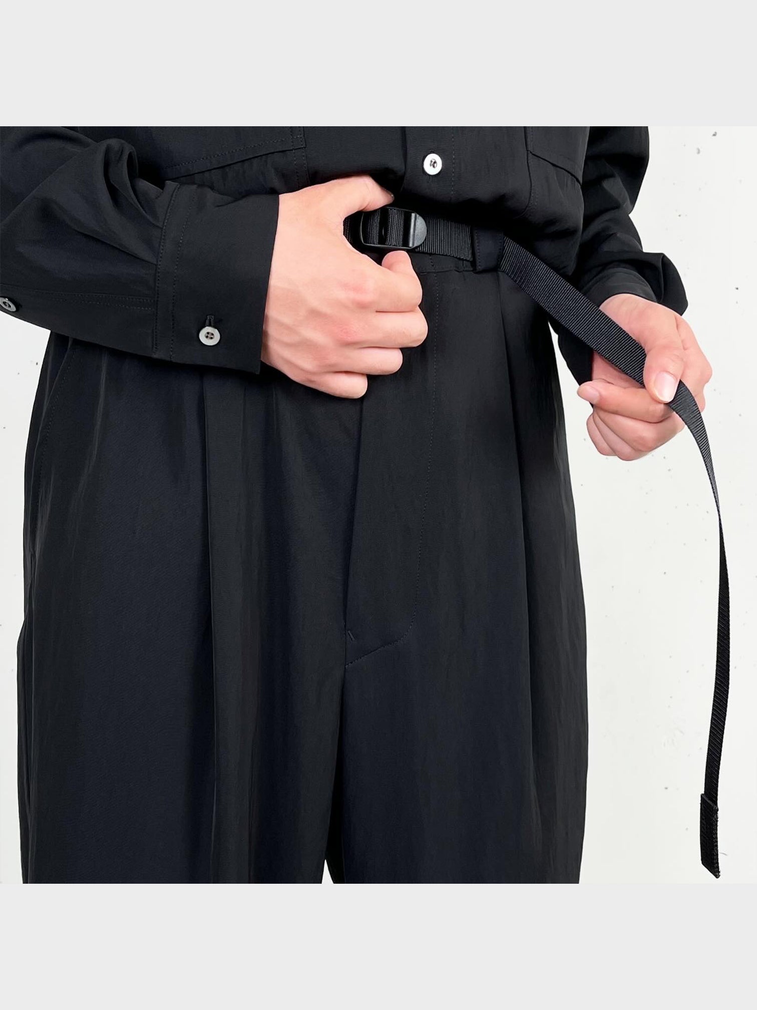 UJOH / TAPE-BELT 1 TUCK PANTS (BLACK)