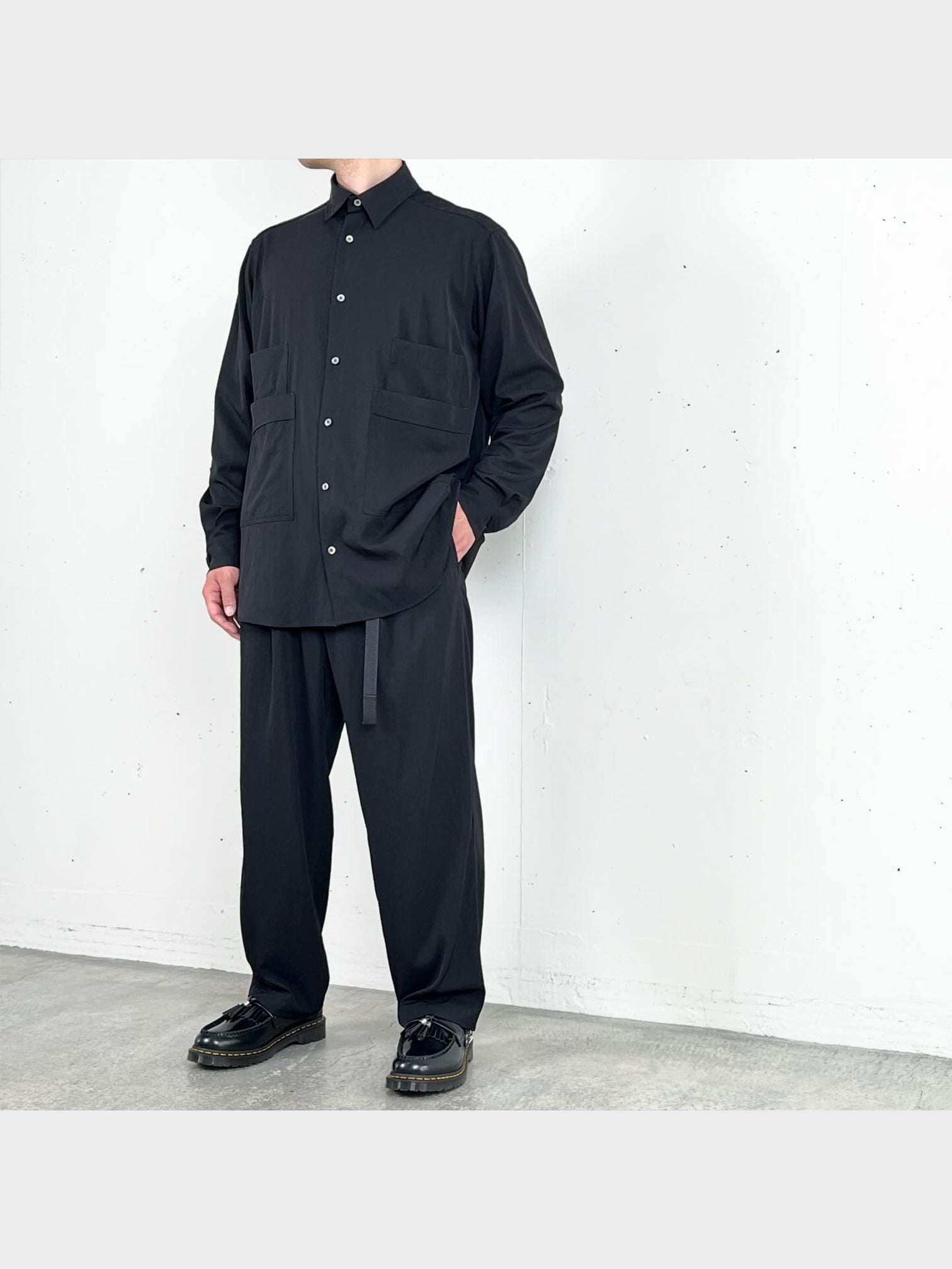 UJOH / TAPE-BELT 1 TUCK PANTS (BLACK)