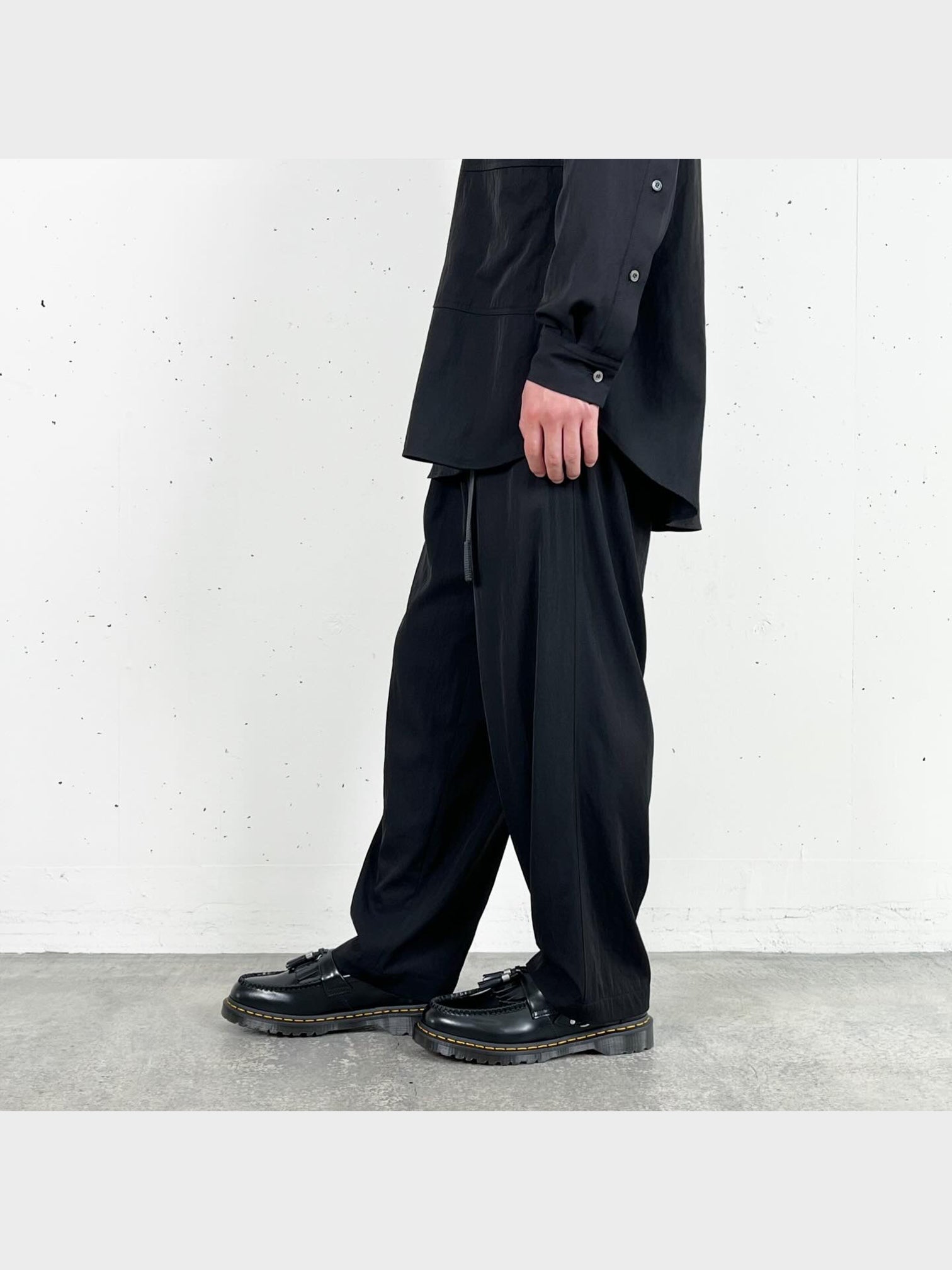 UJOH / TAPE-BELT 1 TUCK PANTS (BLACK)