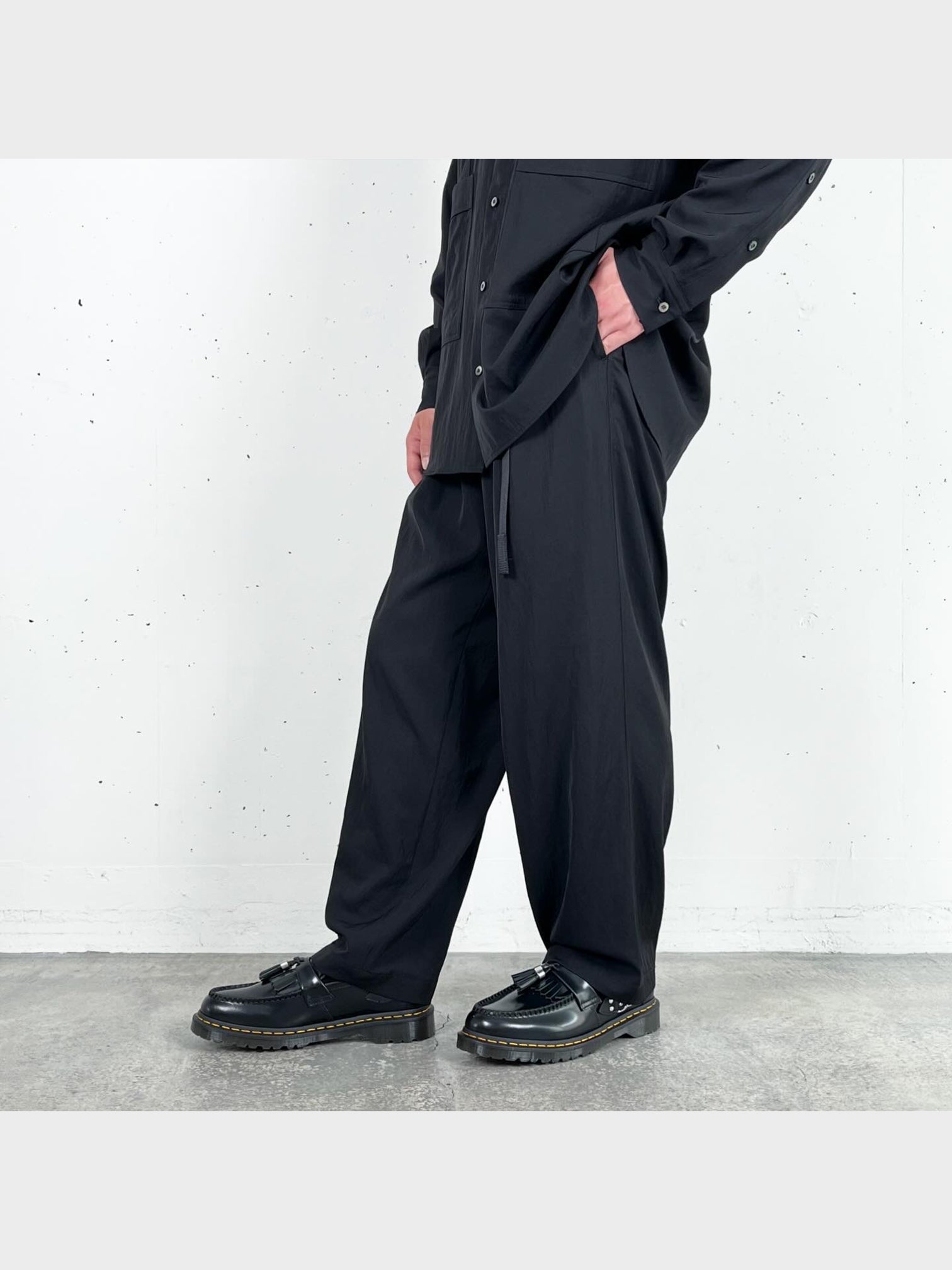 UJOH / TAPE-BELT 1 TUCK PANTS (BLACK)