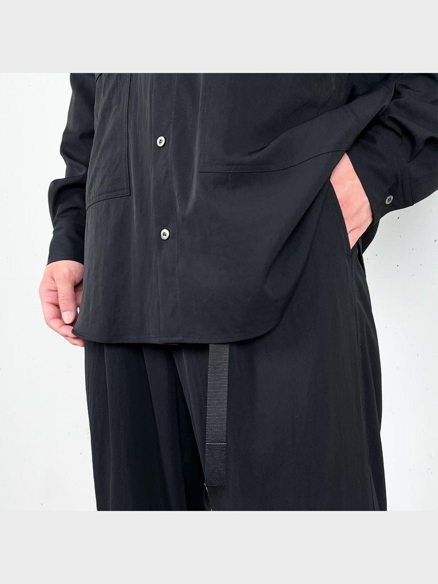 UJOH / TAPE-BELT 1 TUCK PANTS (BLACK)