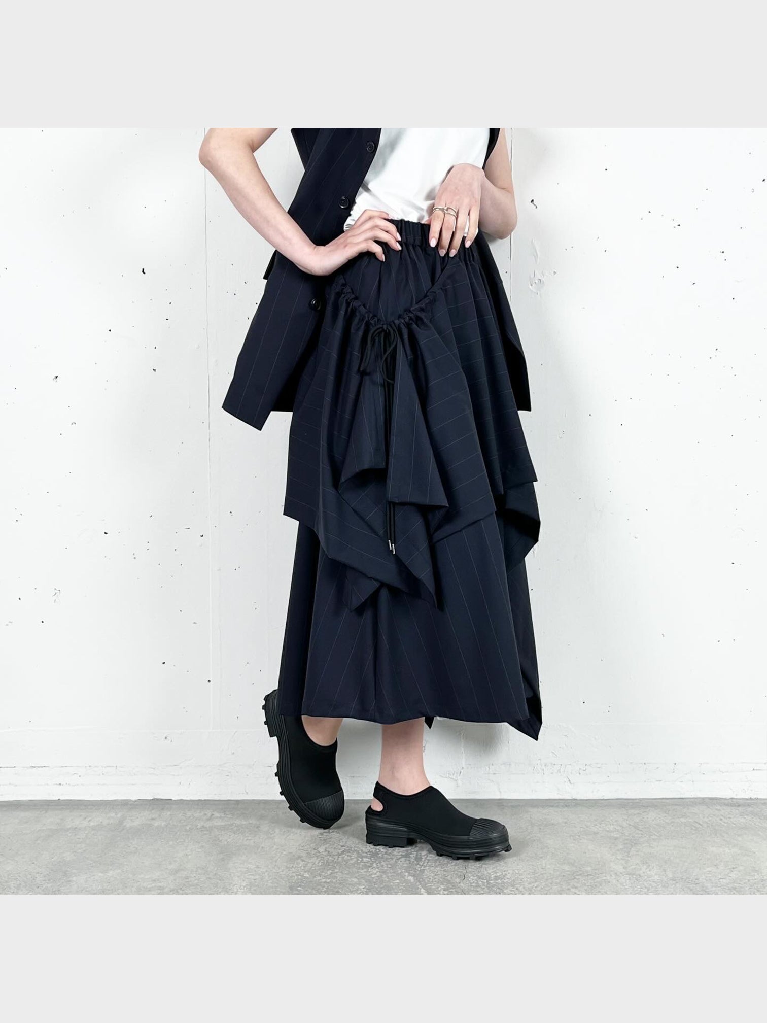 UJOH / RANDOM HEM GATHER SKIRT (NAVY)