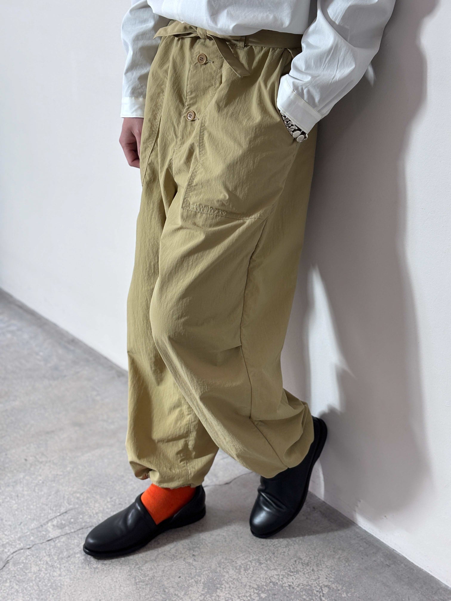 DIGAWEL / HIGH-WAISTED PANTS (BEIGE)