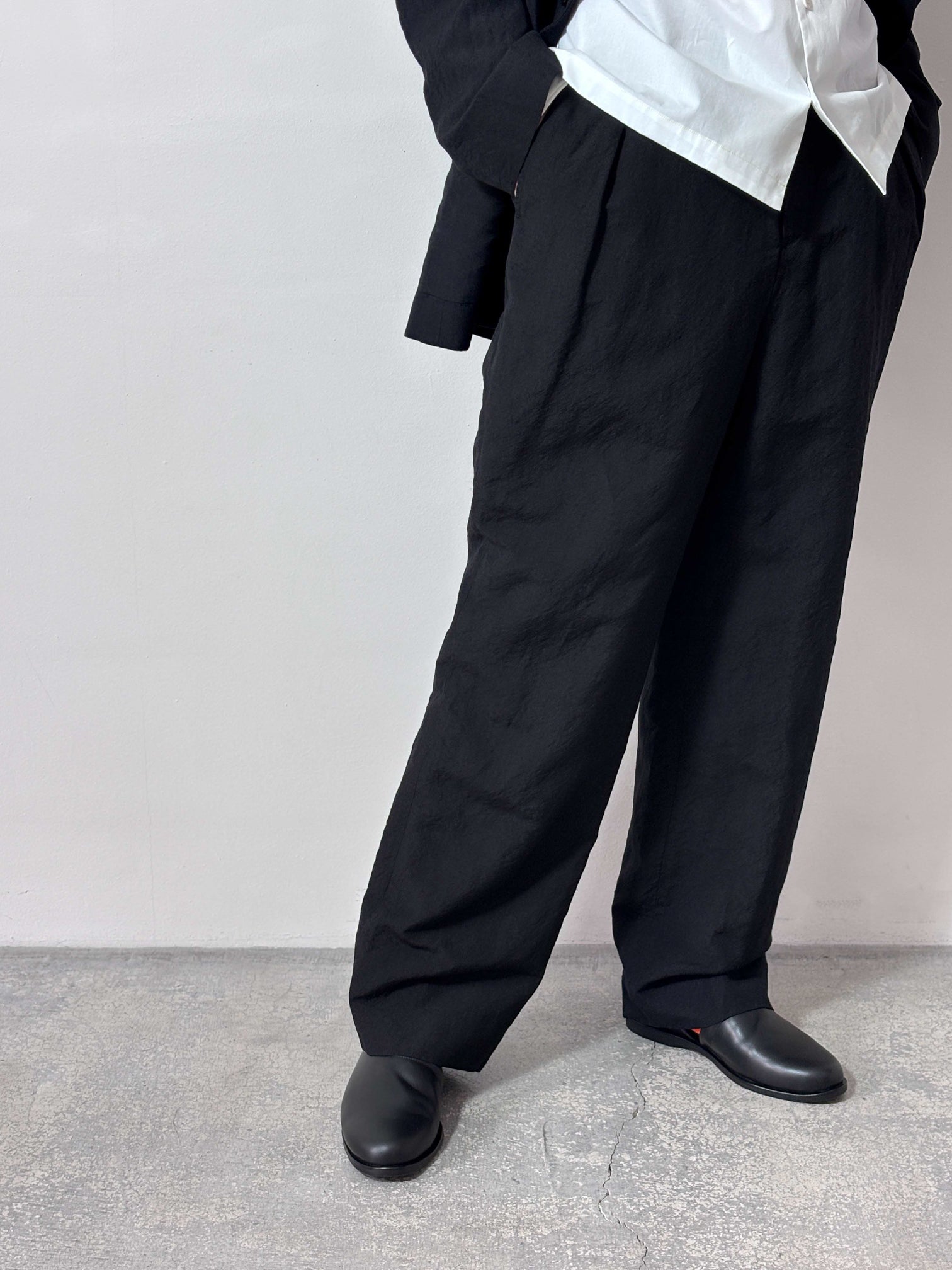 DIGAWEL / IN TUCK PANTS(GARMENT WASH) (BLACK)